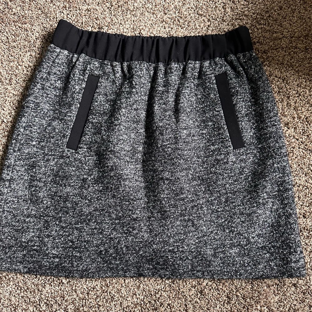 Ann Taylor LOFT Gray/Black short skirt with front pockets size Medium